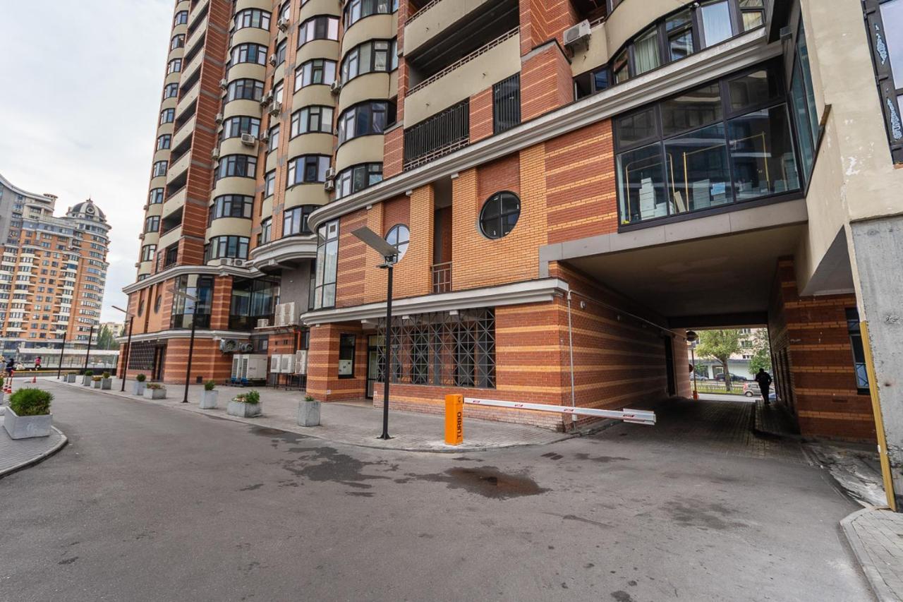 קייב New Building Near Arena City Lesi Ukrainky 7A מראה חיצוני תמונה